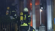 Ein Tischlerei brennt nachdem eine fehlgeleitet Silvesterrakete eingeschlagen ist. © Nord-West-Media TV 