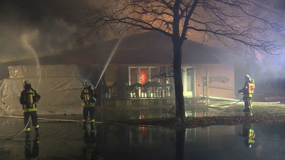 Ein Tischlerei brennt nachdem eine fehlgeleitet Silvesterrakete eingeschlagen ist. © Nord-West-Media TV 
