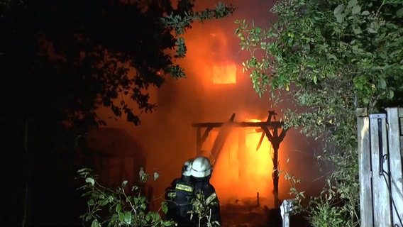 Feuerwehrleute löschen bei Nacht ein brennendes Haus. © Nord-West-Media TV 