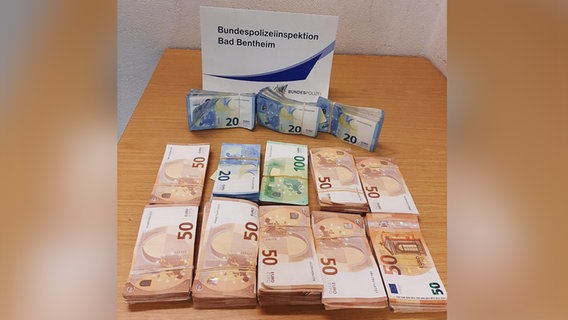 Geld liegt auf einem Tisch. © Bundespolizeiinspektion Bad Bentheim 