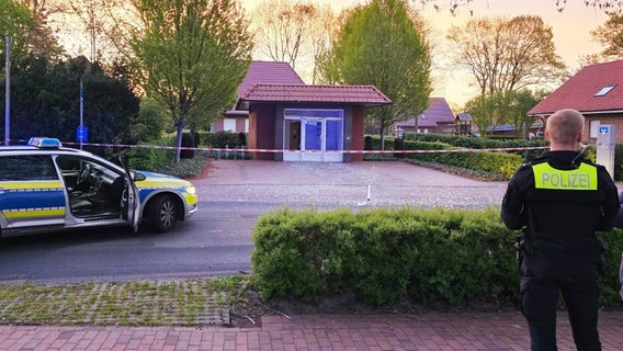 Polizei vor einem gesprengten Geldautomaten in Hilkenbrook (Landkreis Emsland). © Nord-West-Media TV 