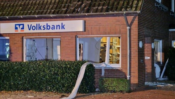 Die Filiale einer Volksbank ist nach einer Geldautomatensprengung zerstört. © Nord-West-Media TV 