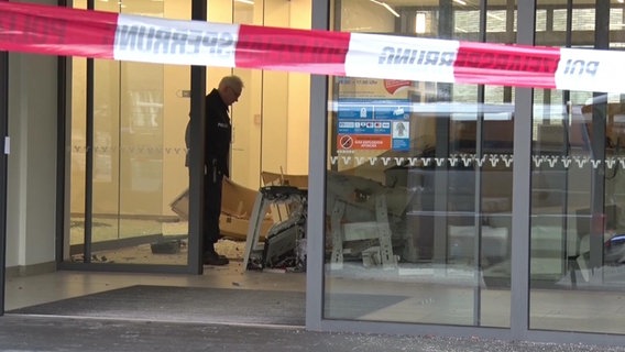 In Nordhorn wurden Geldautomaten gesprengt. Ein Geldautomat ist stark beschädigt. Im Vordergrund: Absperrband der Polizei. © NWM 