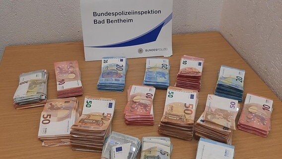 Geldscheine liegen gebündelt auf einem Tisch. © Bundespolizei 