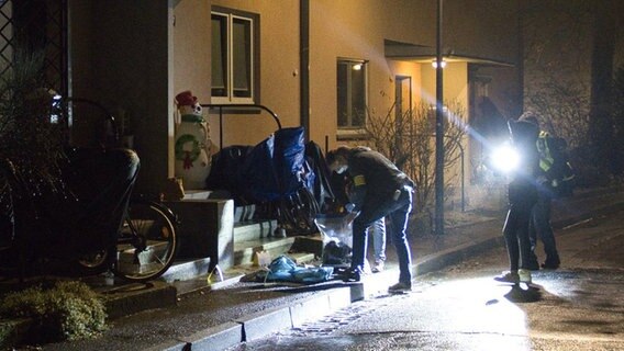 Die Polizei sichert den Tatort nach einem Angriff auf einen 25-Jährigen. © dpa-Bildfunk/5vision.Media Foto: Chris Lorenz
