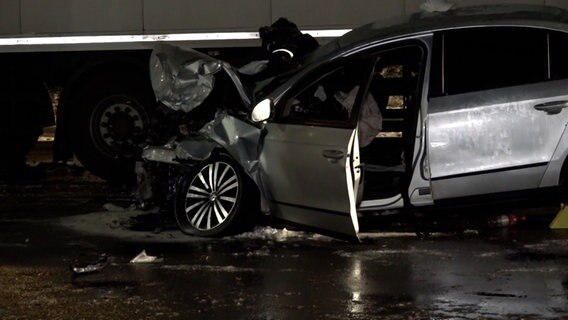 Ein Pkw steht nach einer Kollision mit einem Lkw auf der Autobahn. © Nord-West-Media TV 