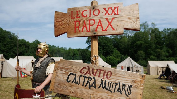 Als Römer verkleidete Schauspieler machen mit bei einer Vorführung. © dpa Foto: Friso Gentsch