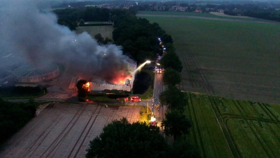 Eine Lagerhalle brennt. © Nord-West-Media TV 