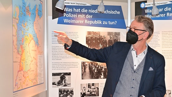 Dirk Götting, Leiter des Polizeimuseums Niedersachsen, in der Ausstellung "Freunde - Helfer - Straßenkämpfer - Die Polizei in der Weimarer Republik". © Polizei Osnabrück 