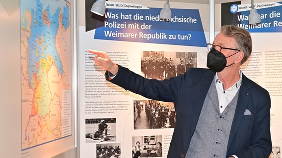 Dirk Götting, Leiter des Polizeimuseums Niedersachsen, in der Ausstellung "Freunde - Helfer - Straßenkämpfer - Die Polizei in der Weimarer Republik". Dirk Götting, Leiter des Polizeimuseums Niedersachsen, in der Ausstellung "Freunde - Helfer - Straßenkämpfer - Die Polizei in der Weimarer Republik". © Polizei Osnabrück