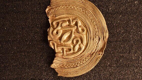 Ein Goldbrakteat aus dem späten 6. oder frühen 7. Jahrhundert. © Niedersächsischen Landesamtes für Denkmalpflege Foto: Julian Schierenbeck, NLD
