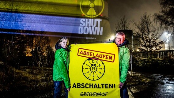 Auf das AKW Emsland wird  "Shut down - Greenpeace" projiziert. © Greenpeace Foto: Lars Berg