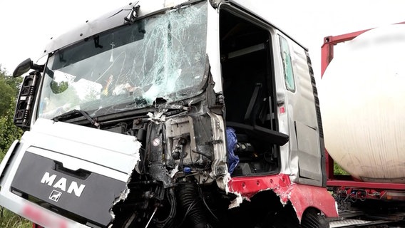 Ein Sattelschlepper nach einem Unfall auf der A1 bei Groß Ippener. © Nord-West-Media TV 