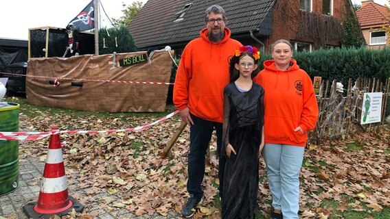 Familie Lauinger vor ihrem Haus. © NDR Foto: Wagma Hayatie