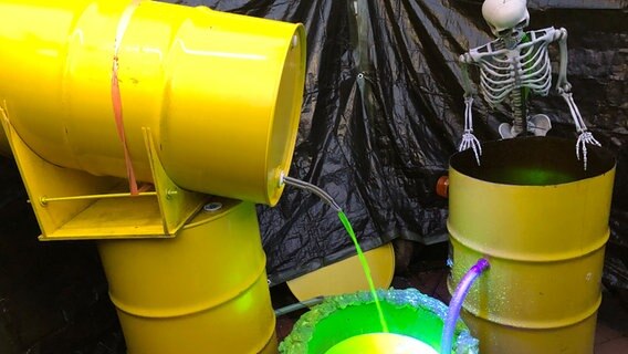 Ein Skelett steht an einem Chemiefass. © NDR Foto: Wagma Hayatie