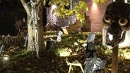 Ein zu Halloween mit Skeletten und Grabsteinen dekoriertes Haus. © NWM TV Foto: NWM TV