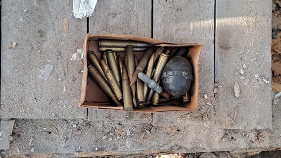 Dachdecker haben auf dem Dachboden eines Wohnhauses in Osnabrück eine Handgranate und Munition enttdeckt. © Polizeiinspektion Osnabrück 