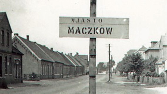 Ein Schild mit dem Ortsnamen Maczkow. © dpa Foto: Aleksandra Sekowska