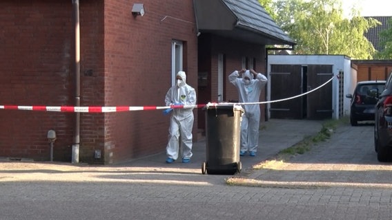 Mitarbeiter der Spurensicherung verlassen ein Einfamilienhaus in Haren. © Nord-West-Media TV 