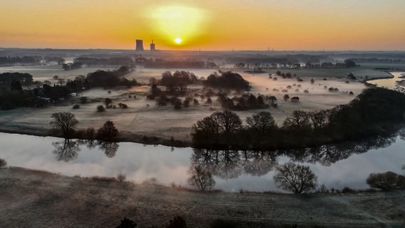 In Haren an der Ems geht die Sonne über nebelbedeckten Feldern auf © Nord-West-Media TV 