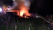 Eine Strohmiete brennt lichterloh. © Nord-West-Media TV 