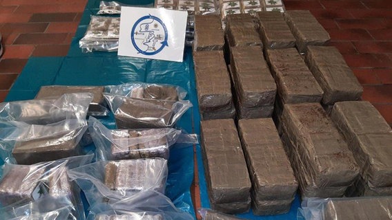 Beschlagnahmte Drogen, die Däanen über die deutsch-niederländische Grenze schmuggeln wollten, liegen auf einem Tisch. © Bundespolizeiinspektion Bad Bentheim 