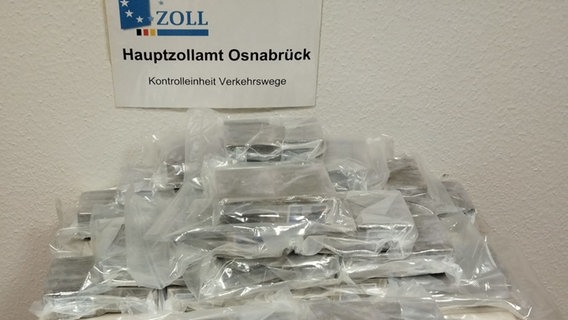 Ein Stapel mit Haschischpaketen ist auf einem Tisch aufgetürmt. © Zoll Osnabrück Foto: Zoll Osnabrück