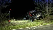 Ein Pkw steht nach einem Unfall in einem Straßengraben. © TV7 News 