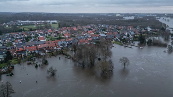 Blick auf das Hochwassergebiet. Nachdem der Fluss Ems über die Ufer getreten ist, steht das Wasser auf vielen Flächen im Stadtgebiet Haren. © Lars Penning/dpa Foto: Lars Penning