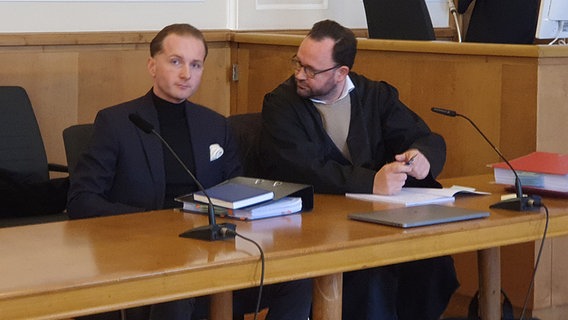 Hendrik H. sitzt im Gerichtssaal des Landgerichts Osnabrück neben seinem Anwalt. © NDR Foto: Maybrit Nolte