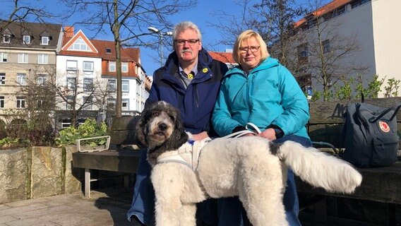 Thomas Laumann, seine Lebensgefährtin Sabine Meulendyck und Blindenführhund Emil sind oft gemeinsam unterwegs. © NDR Foto: Karoline Kempe