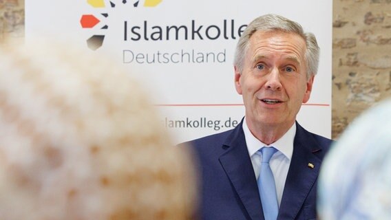 Christian Wulff, Bundespräsident a.D., spricht bei der Abschlussfeier für die ersten Absolventen der Imam-Ausbildung mit Übergabe der Zertifikate. © dpa-Bildfunk Foto: Friso Gentsch