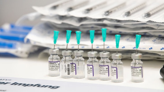 Impfampullen mit Biotech Impfstoff steht für die Vorbereitung zum Impfung bereit. © dpa-Bildfunk Foto: Lino Mirgeler