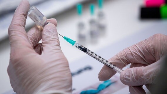 Ein Mitarbeiter der Impfaktion bereitet Biontech Dosen vor. © picture alliance Foto: picture alliance/dpa | Lino Mirgeler