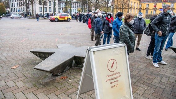 Die Menschen stehen vor der OsnabrückHalle für eine Impfung in einer Schlange an. © dpa-Bildfunk Foto: Lino Mirgeler