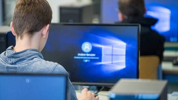 Ein Schüler sitzt an einem Computer und startet das Betriebssystem "Windows 10". © dpa - Bildfunk Foto: Friso Gentsch