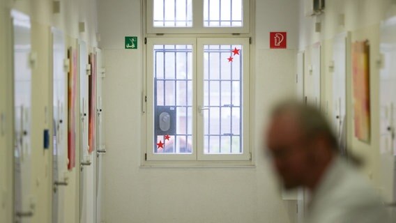 Blick auf ein vergittertes Fenster in einem Flur vom Justizvollzugskrankenhaus (JVK) Lingen. © dpa-Bildfunk Foto: Friso Gentsch