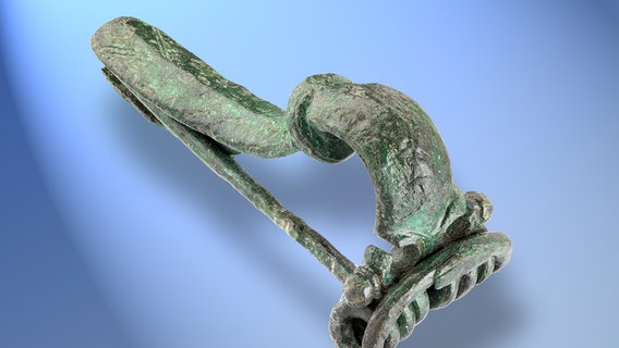 Zu sehen ist eine Fibel, die von den Römern getragen und von den Forschenden analysiert wurde. © VARUSSCHLACHT im Osnabrücker Land GmbH 