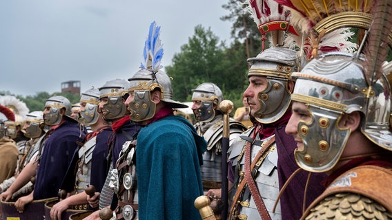 Römer- und Germanendarsteller stellen mögliche Situationen aus der Varusschlacht im Museum und Park Kalkriese nach. © Varusschlacht im Osnabrücker Land Foto: Hermann Pentermann