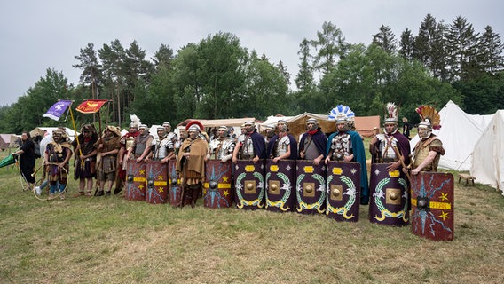 Römer- und Germanendarsteller stellen mögliche Situationen aus der Varusschlacht im Museum und Park Kalkriese nach. © Varusschlacht im Osnabrücker Land Foto: Hermann Pentermann