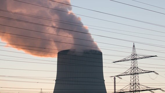 Der Kühlturm vom Kernkraftwerk Emsland (KKE) in Lingen (Landkreis Emsland). © picture alliance/dpa Foto: Friso Gentsch