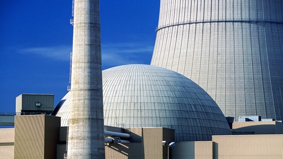 Blick auf das Atomkraftwerk Emsland. © picture alliance Foto: Rupert Oberhäuser
