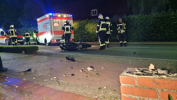 Ein beschädigtes Motorrad liegt nach einem Unfall auf der Straße. © Nord-west-media 