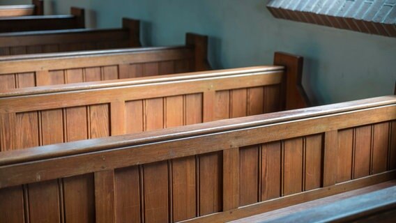 Kirchenbänke aus Holz stehen in einer Kirche © picture alliance/Zoonar Foto: Tonko Oosterink Photography