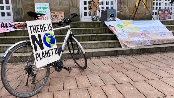 Auf einer Demonstration von "Fridays for Future" in Osnabrück steht ein Fahrrad mit einem Schild mit der Aufschrift: "There is no planet B". © NDR Foto: Andreas Gervelmeyer