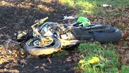 Nach einem Unfall in Kluse liegt ein Motorrad im Graben. © Nord-West-Media TV 