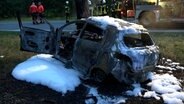 Ein zerstörter Pkw steht nach einem Unfall vor einem Baum neben der B70. © Nord-West-Media TV 