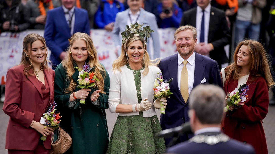 Prinzessin Ariane, Prinzessin Amalia, Königin Maxima, König Willem-Alexander und Prinzessin Alexia von den Niederlanden stehen zusammen während des Königstags in Emmen.