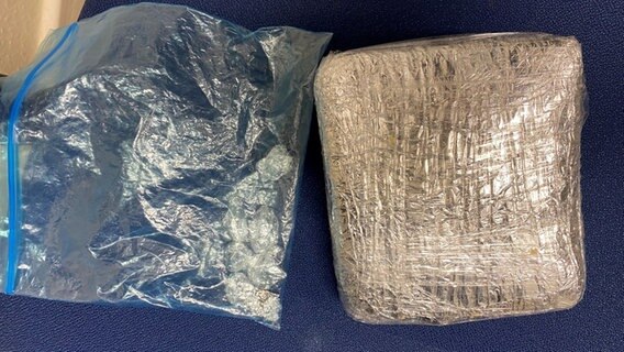 Das Bild zeigt zwei Päckchen Kokain. © Hauptzollamt Münster 