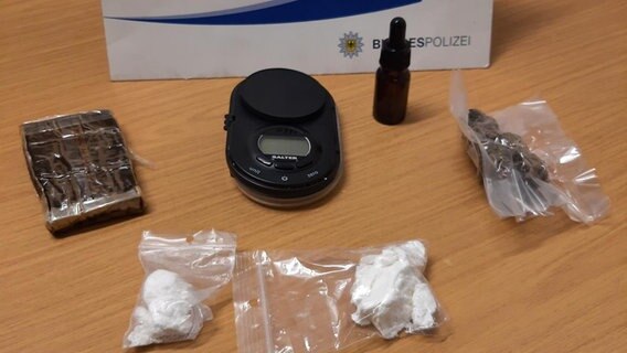 Auf einem Tisch der Polizei liegen Tüten mit Drogen. © Bundespolizeiinspektion Bad Bentheim 
